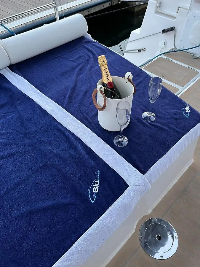 Hotel Sama Houseboat Palermo Botel